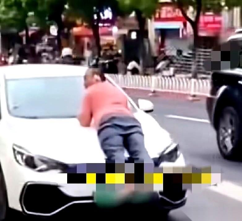“帮我报警！帮我报警！”8月2日的重庆高新区街头，一辆轿车轰着油门往前窜。引擎