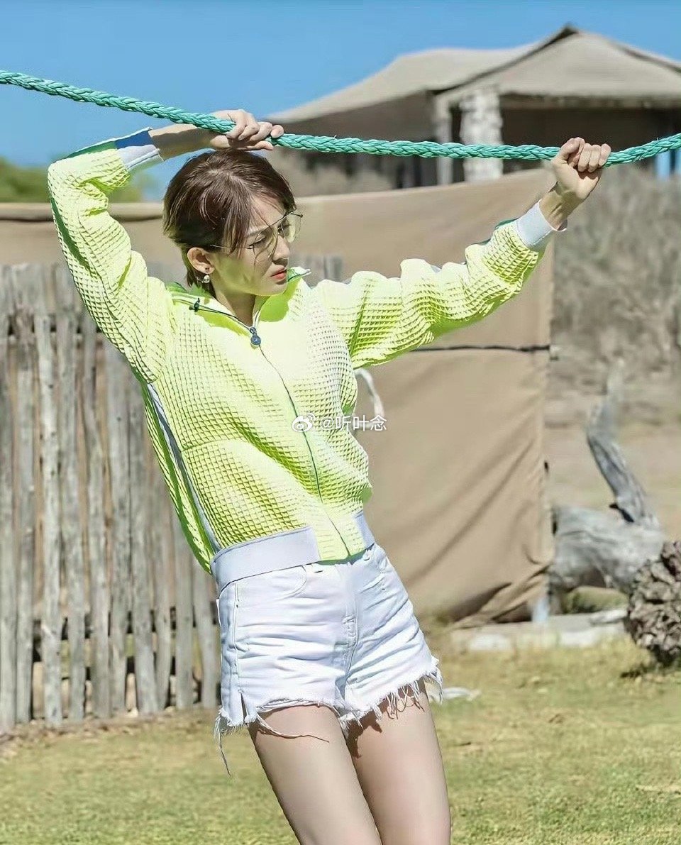 古力娜扎竟这么早就长腿纹了！