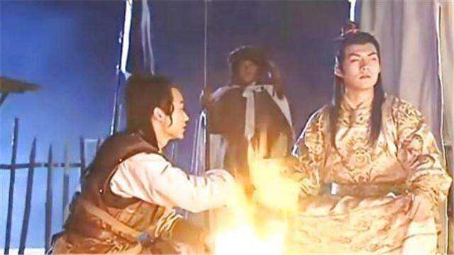 1450年，明英宗朱祁镇在蒙古包睡觉。此时，6个妩媚妖娆的美人悄悄钻进朱祁镇的被
