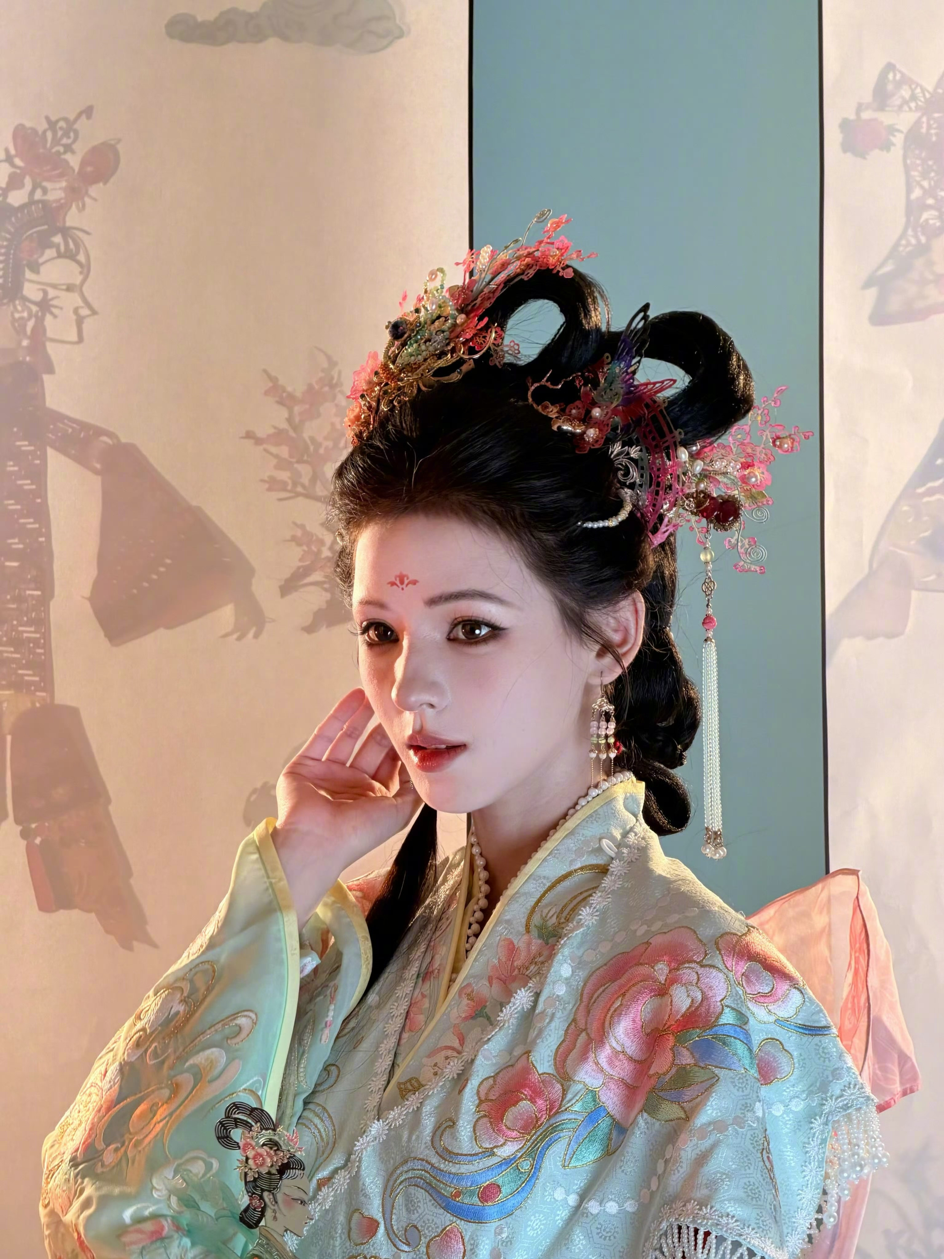 唐山河头老街遇张予曦唐山河头老街全是汉服小姐姐，但张予曦一出现，周围瞬间安静了
