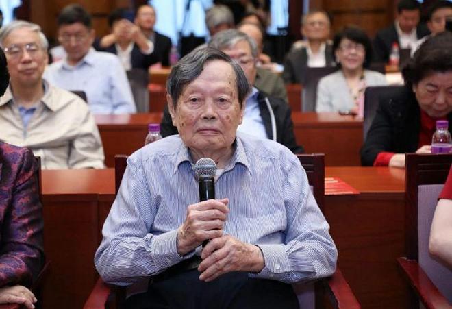 103岁杨振宁逝世: 要做好物理, 是要有品位和风格的