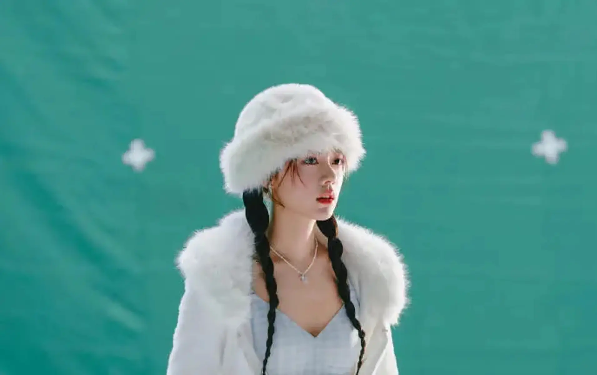 赵今麦穿白色外套娇俏可爱梳双马尾灵动又少女