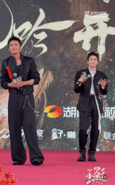 不是旁边那哥们多高啊莲花楼里也不是巨人的​​​