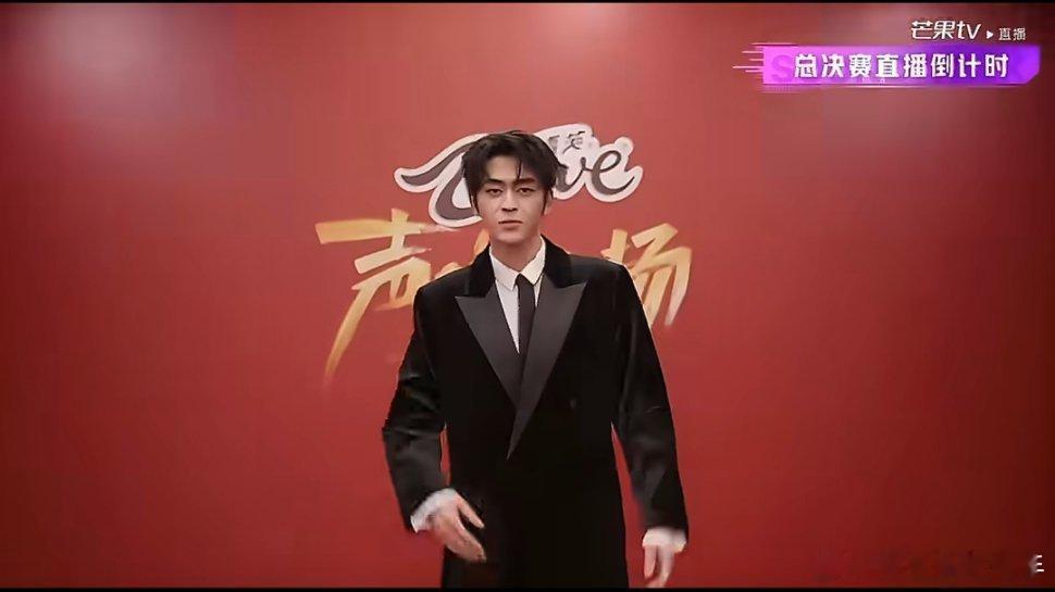 以为张凌赫又来走秀了张卓尔穿同款黑西装走秀，还以为是张凌赫又来了，这气场太强了！