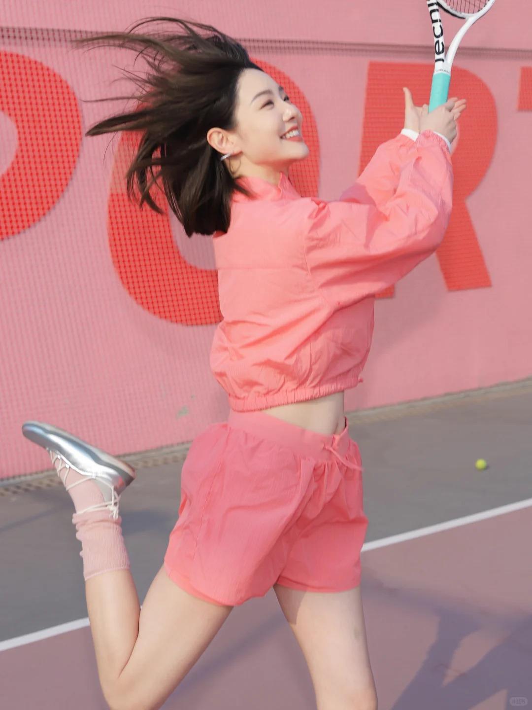 晒图笔记大赛新一年的目标，把快乐和汗水都交给球场💗。周末晨起，抱着球拍奔赴网球