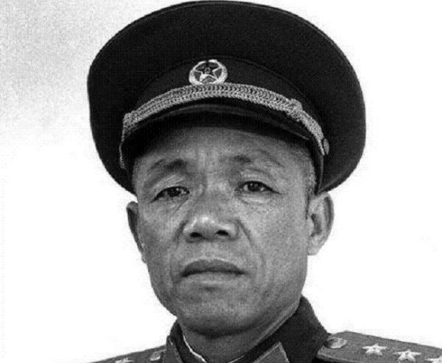 1981年冬，原兰州军区司令韩先楚上将百忙之中，冒雪回乡探亲。回到吴家嘴村，韩先