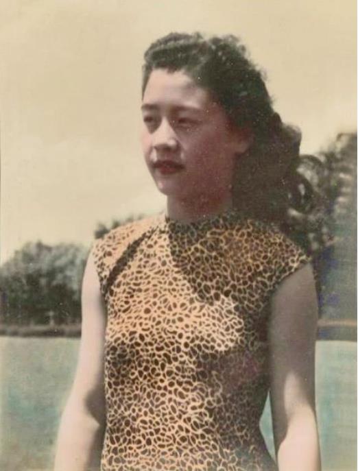 1943年，张大千的女儿张心瑞带着14岁的闺蜜徐雯波来到了自己的家里。来之前张心