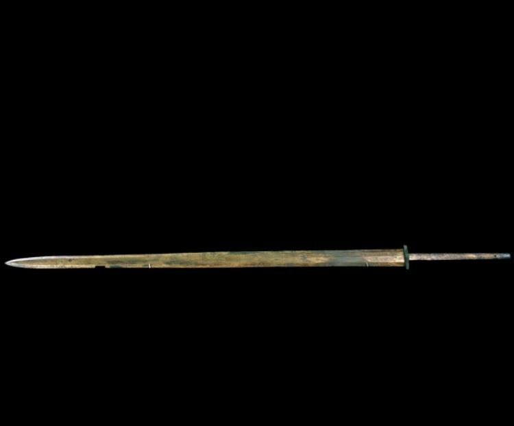 1994年，考古学家在秦始皇兵马俑中发现了一把青铜剑。2200多年前的青铜剑