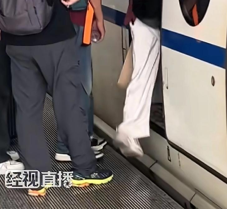 没想到杭州东站的问题，这么的严重最近有人拍摄了在杭州东站高铁站上车遇到的问题