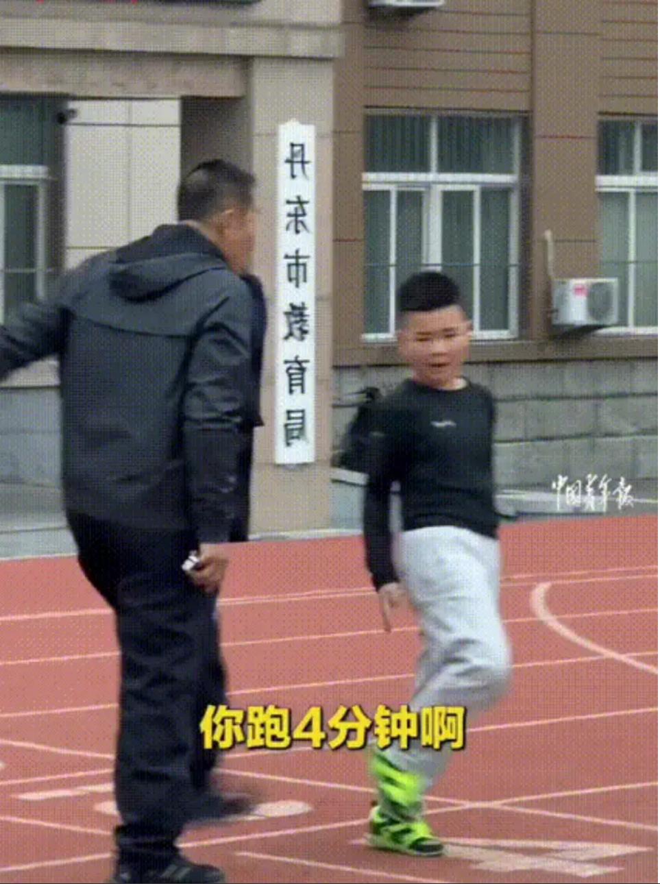 7岁娃偷懒被教练踢哭，亲妈当场表态：踢得好，换你你啥反应？7岁男孩，跑步训练