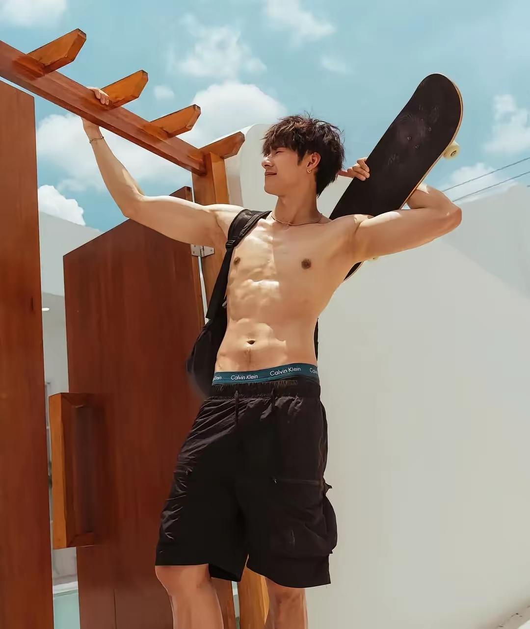 天气一暖，连走路的节奏都变得轻快起来。尤其是在阳光下，看见那些肌肉线条分明的背影