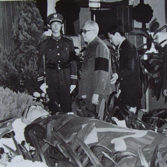 这是刘伯承元帅留在人世间的最后一个镜头，照片拍摄于1986年10月，地点是在八宝