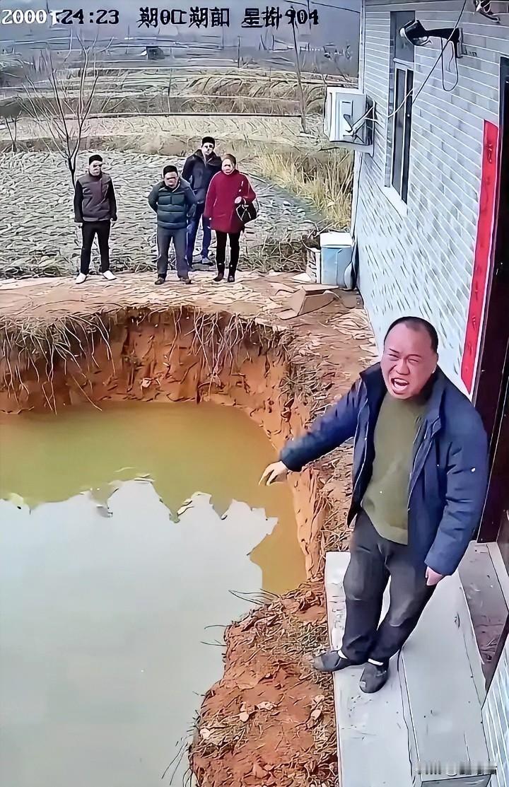 广西阻挠邻居建房的这位邻居，现在估计肠子都悔青了！广西玉林陆川县。一个男人盖