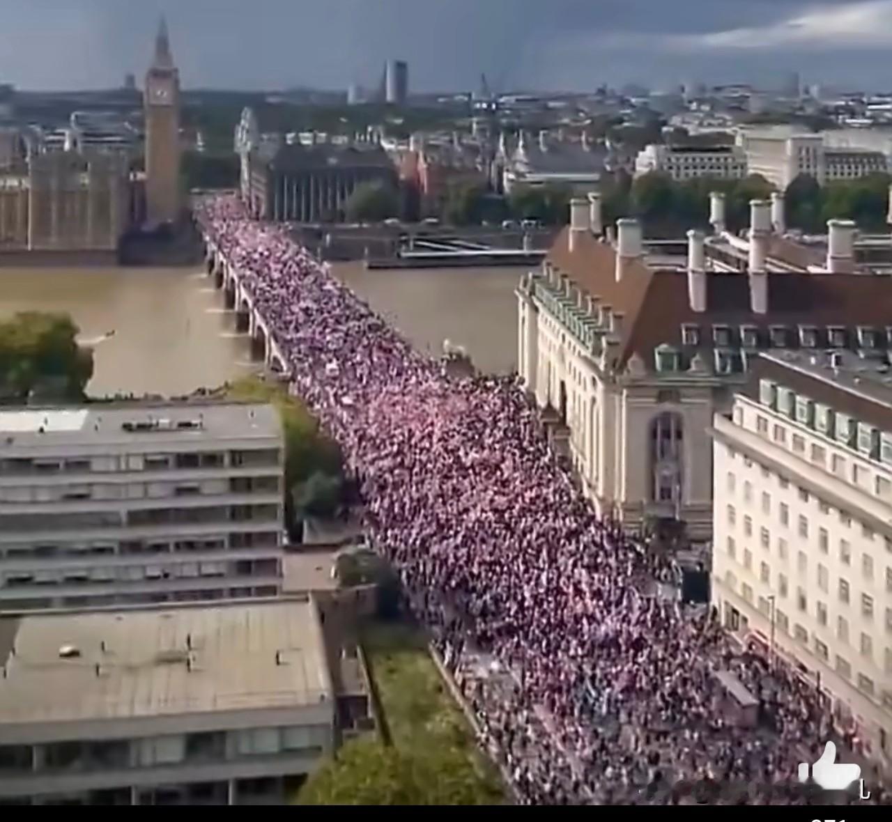 大英的希望——伦敦街头出现令人震撼的一幕：成千上万自豪的英国民众涌上街头，