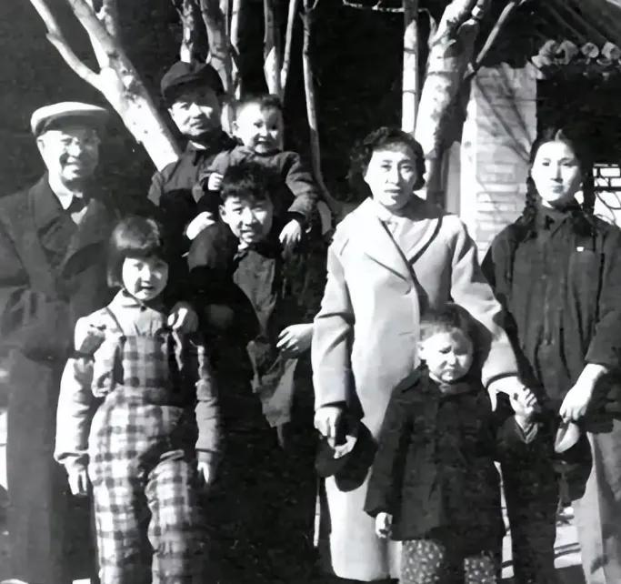 1958年，陈赓的儿媳妇钱如琴第一次来家后，看到开门的竟然是一名身穿便衣，头戴瓜