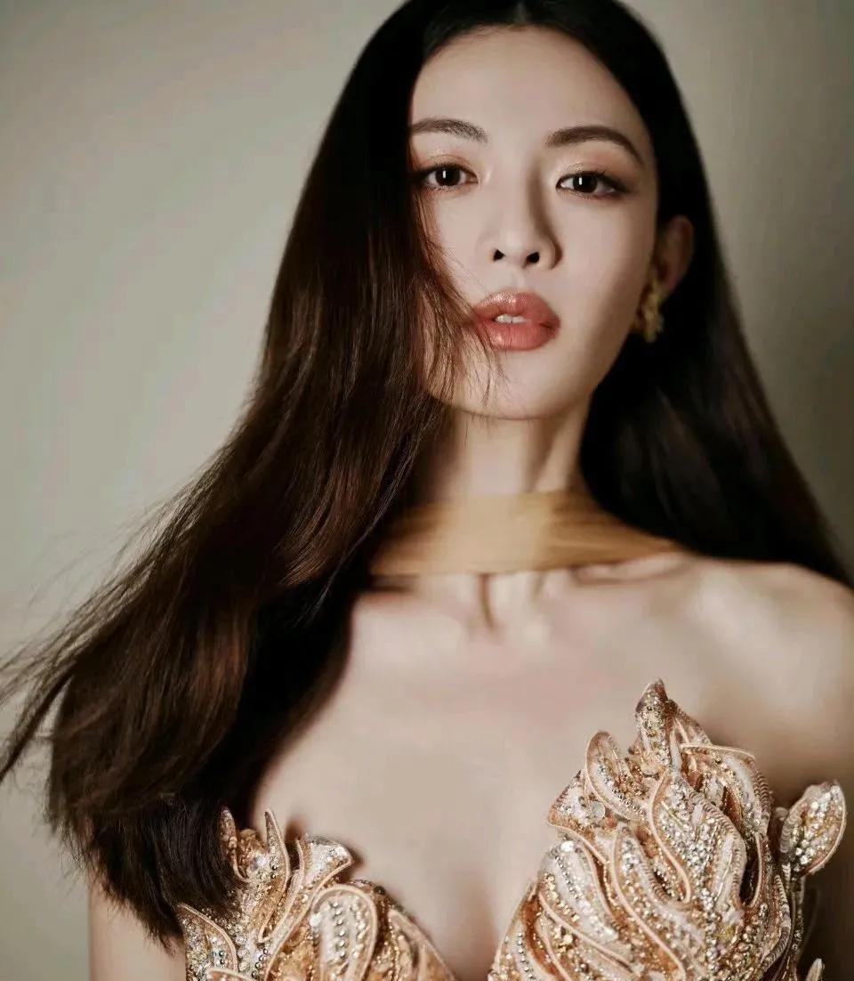 钟楚曦的“质感硬核装甲衣”，是鎏金雕琢的时尚铠甲。裙身如叶片叠绽，缀满碎钻，在光