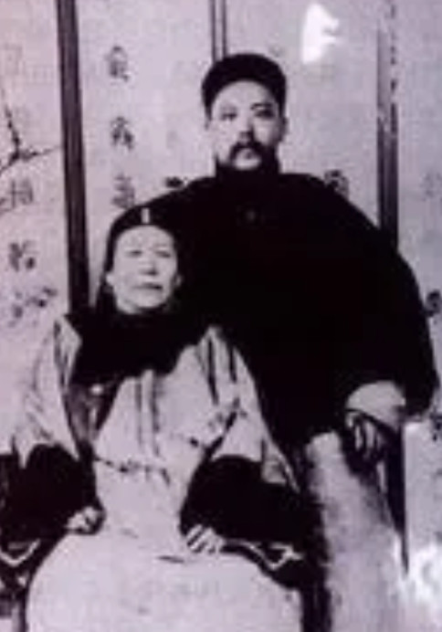 1901年，直隶总督袁世凯母亲去世，他回乡葬母。哪料，袁家族长袁世敦却厌恶的说：