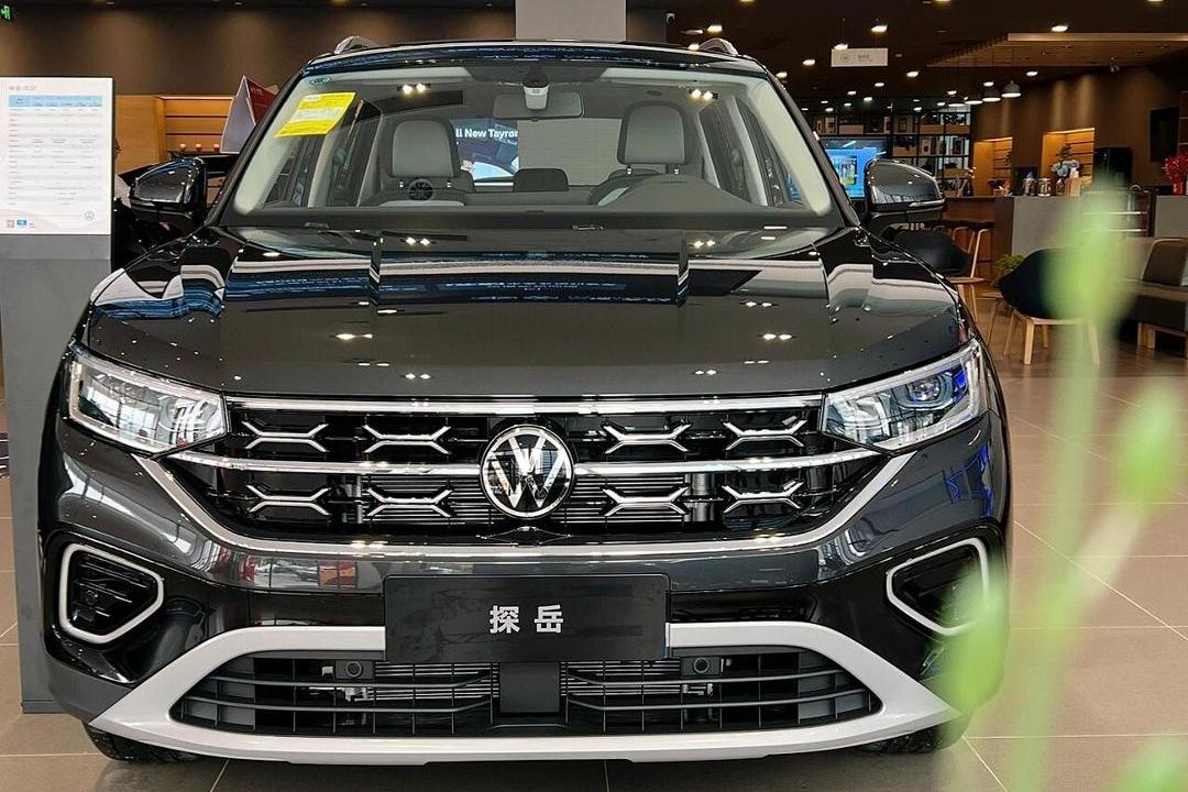 昨天有个朋友托关系找找买车，预算15万，想买个"有面子的SUV"。我给他推荐的
