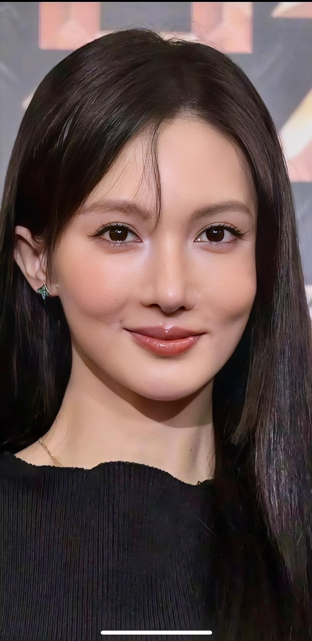 金晨这张脸还能拍戏吗？苹果肌严重，曲里拐弯，嘴巴也是不自主歪斜。和原装女明