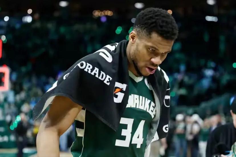 大鱼来了———字母哥社媒删除雄鹿所有相关动态！9胜13负东部11，貌似还能抢救