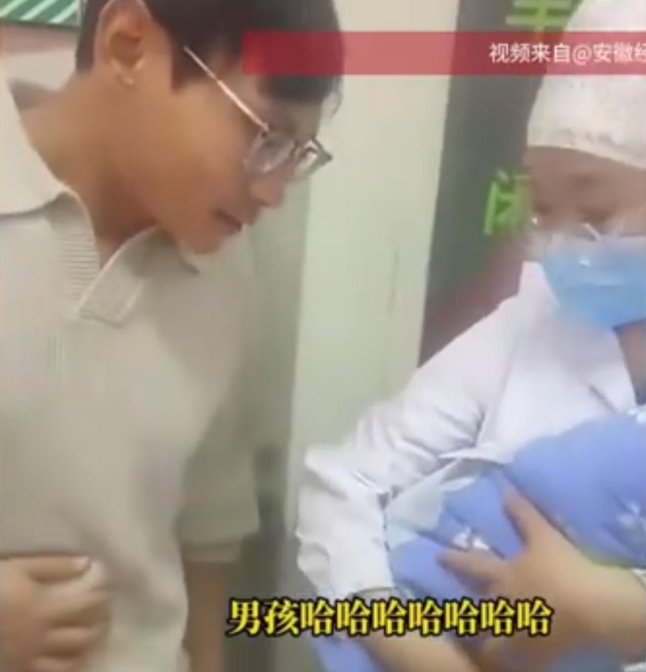 表情说明了一切！安徽淮南，一男子在产房外等着第三胎的出生，本以为这次终于能生一个