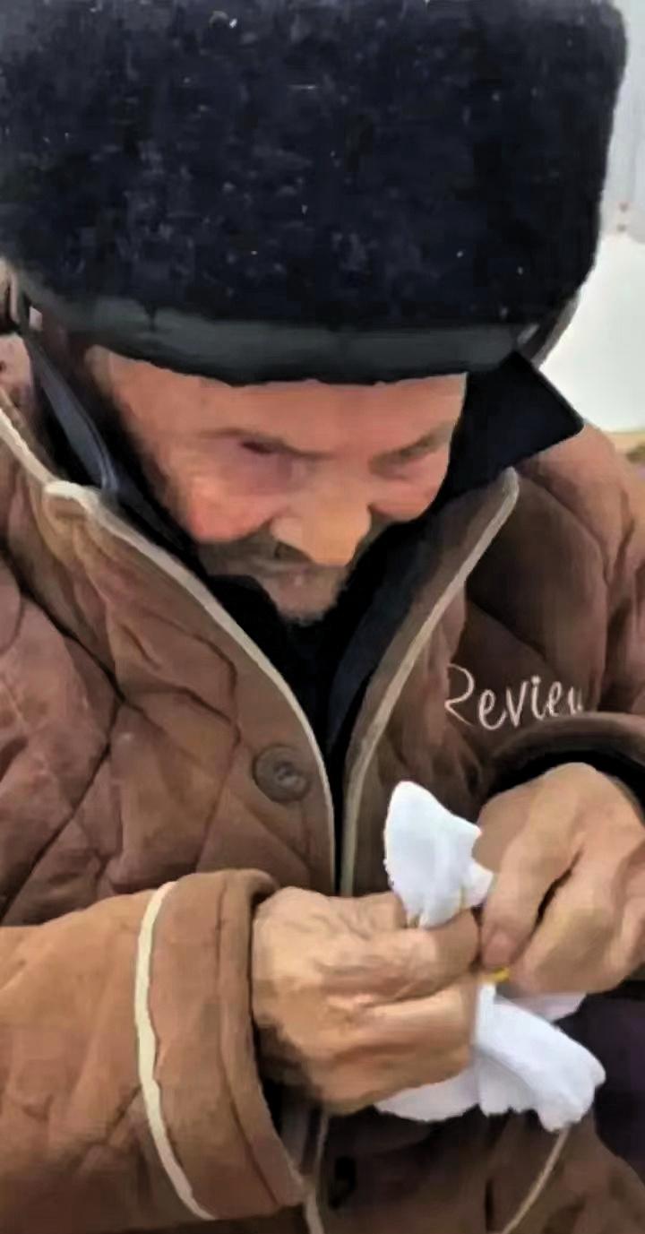 泪奔，96岁的妹妹去看98岁的哥哥，哥哥拉住妹妹的手说：走，回屋哥给你说点事，妹