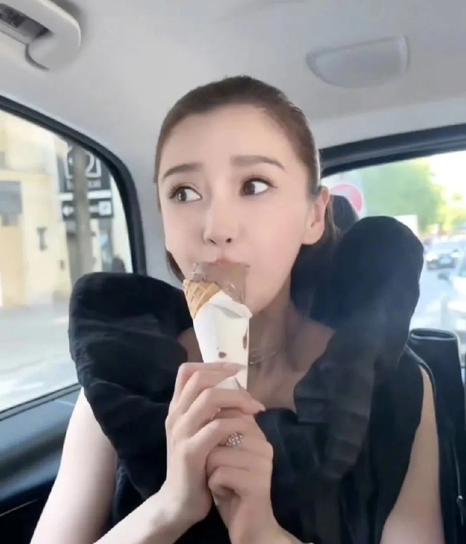 突然觉得，黄晓明看到现在的杨颖也会感到欣慰吧，不是因为杨颖在巴黎时装周上的表