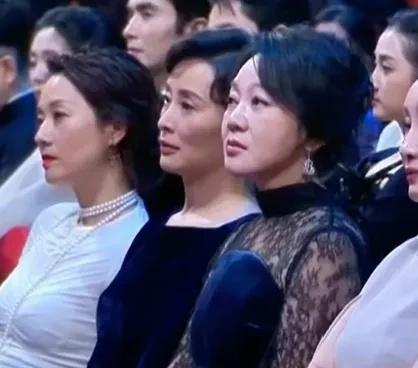 微表情骗不了人，不信你看闫妮当主持人宣布宋佳拿奖的时候，闫妮的表情里，满满的破