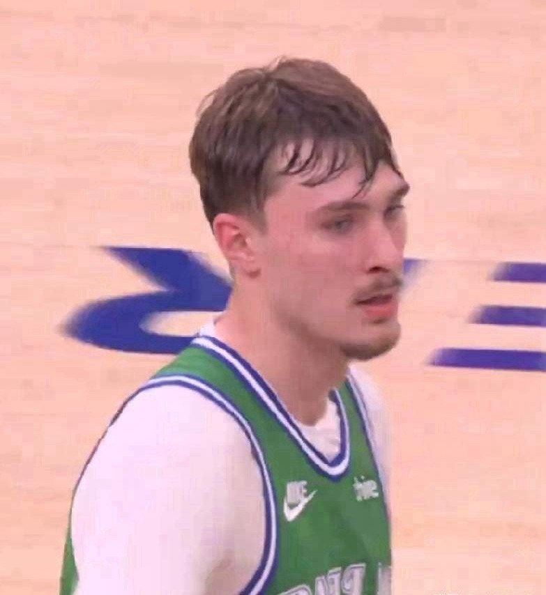 同样是选秀状元！！！谁最水货一目了然！！！弗拉格：19岁，身高206cm，202