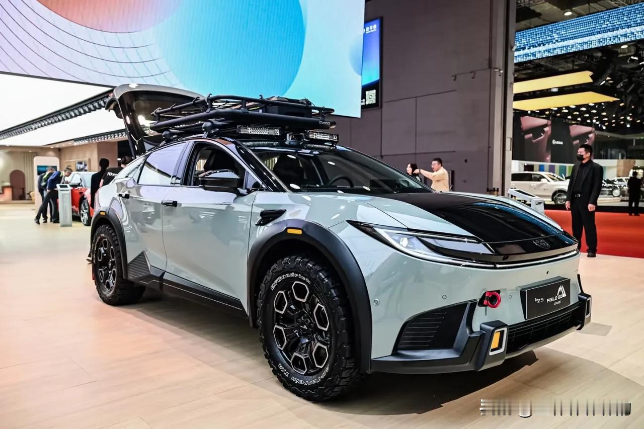 最近总刷到说一汽丰田bZ5“卷到飞起”,这周末去4S店看实车,果然惊艳,外观和内