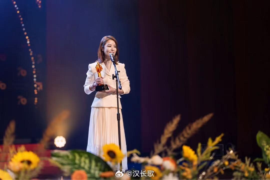 #林心如#✖️#林心如正能量#姐更新fb&in’s：人生真的很有趣～年轻的时候，急着毕业、急着长大、