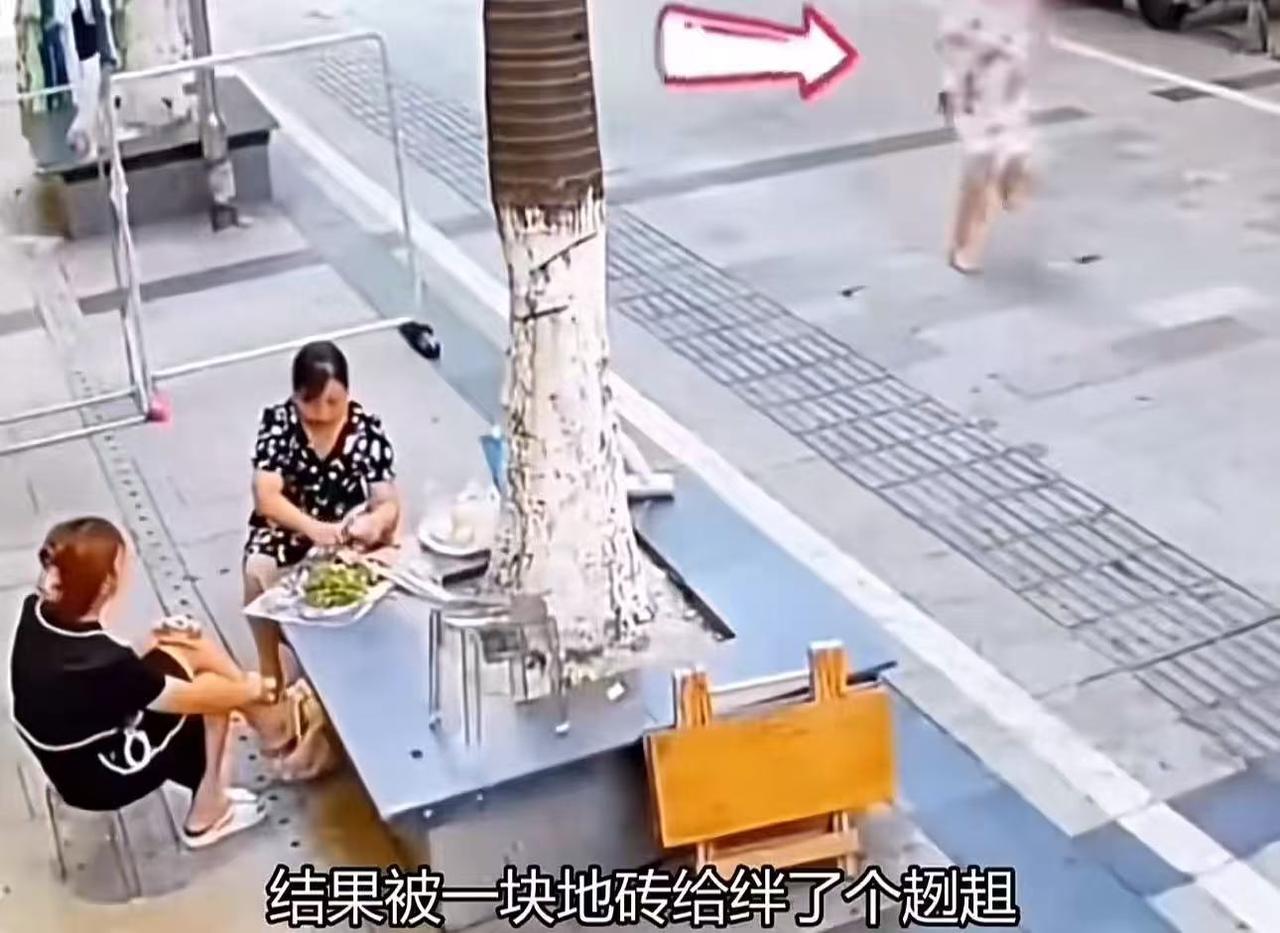 女子走路被绊倒，竟然迁怒于旁边吃饭的路人，直接掀了人家的桌子！大中午的，街上