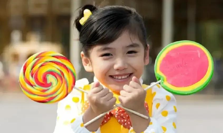 5岁糖被抢我哭到打嗝，15岁中考砸了我把卷子撕成雪花，25岁恋人搬走最后一箱行李