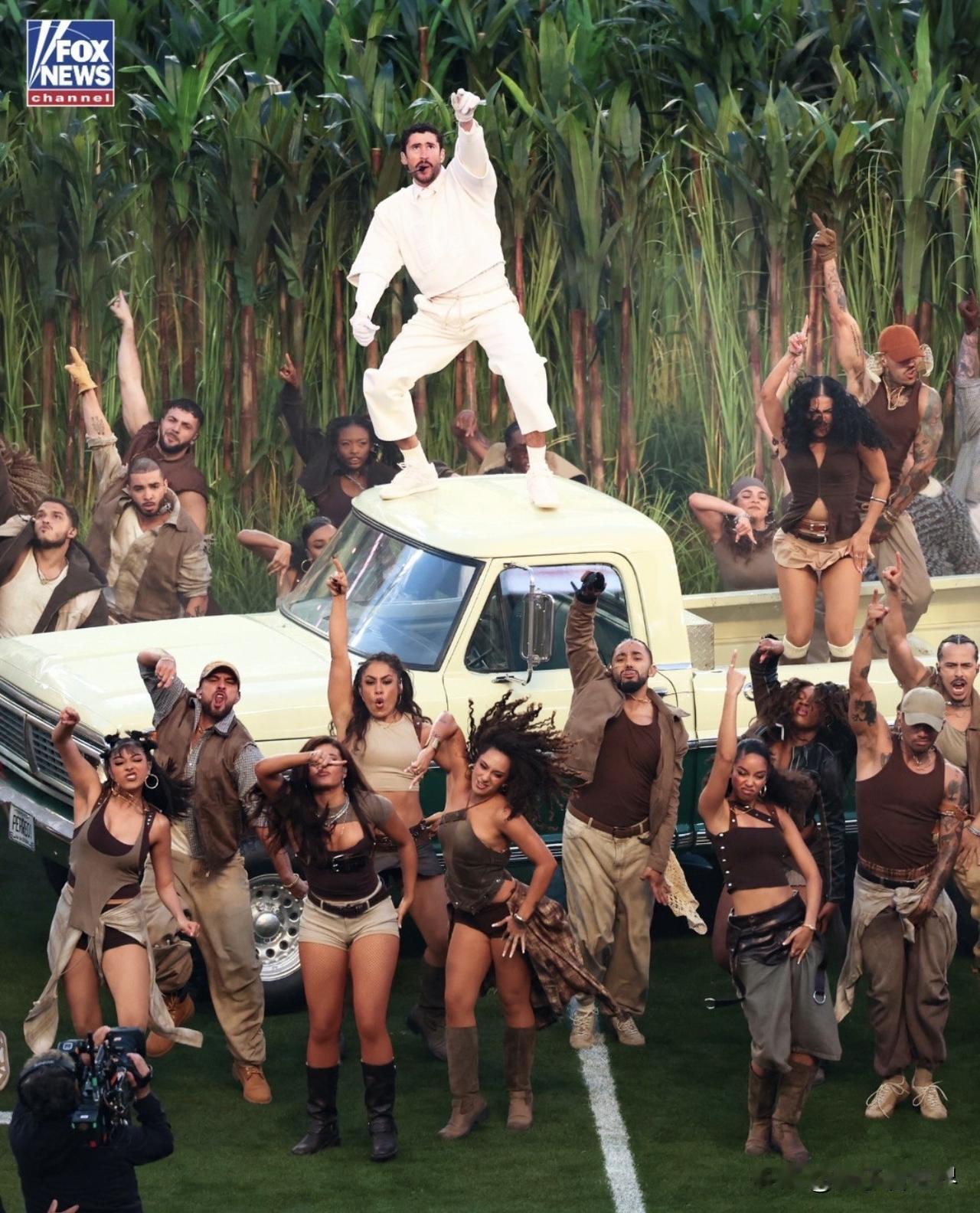 🏆🏈美国超级碗LX半场表演，以拉丁陷阱艺术家坏兔子为特色，在周日晚上备受争