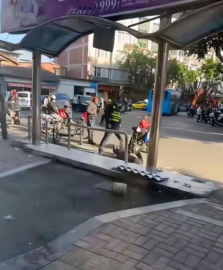 福建一城管暴力推倒一老人老人不幸去世？到底是谁对谁错？据说事发当天老人和城管