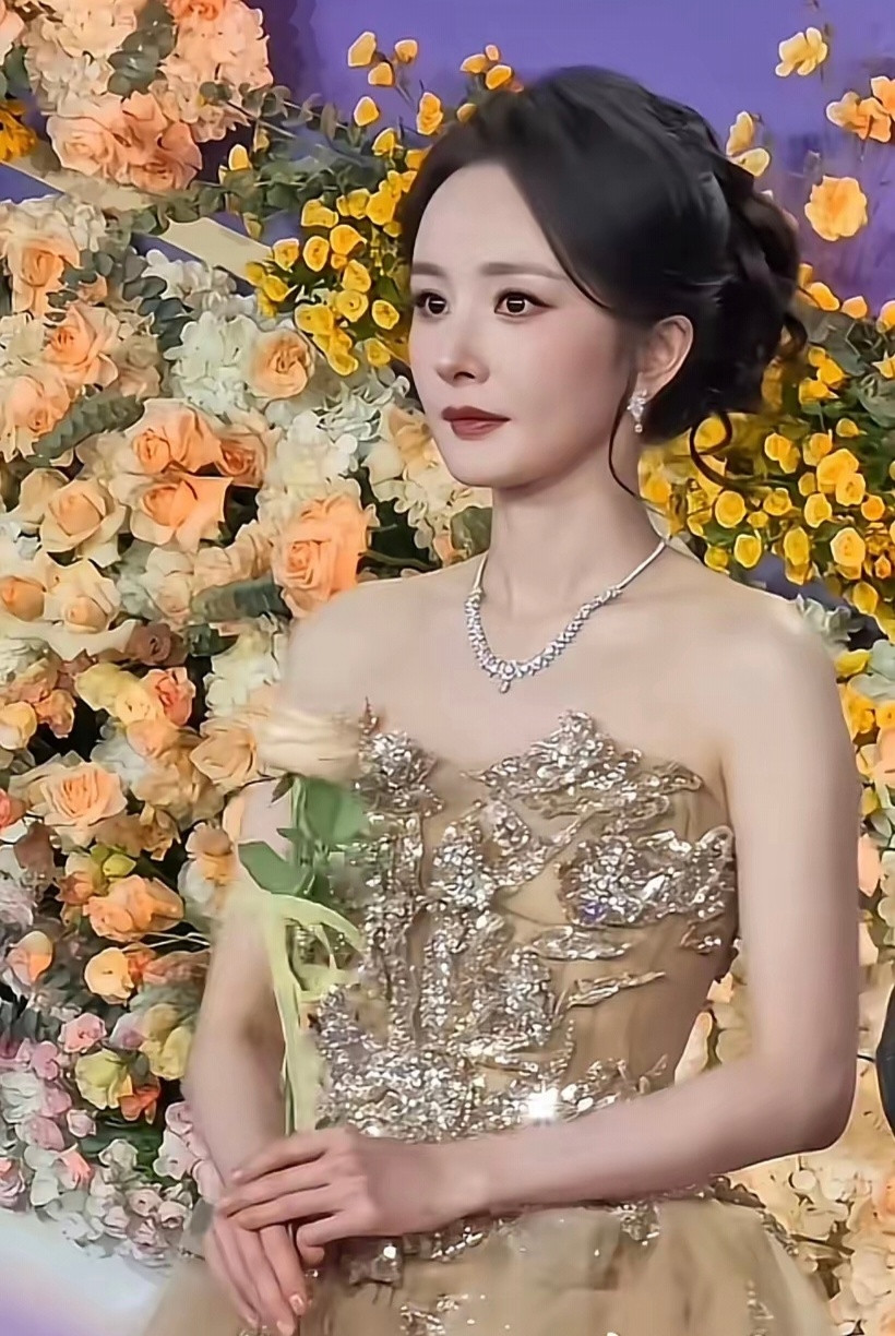 我感觉杨幂是真的满脸无奈，不管是颜值演技，还是商业价值，在娱乐圈里也是数一数二的