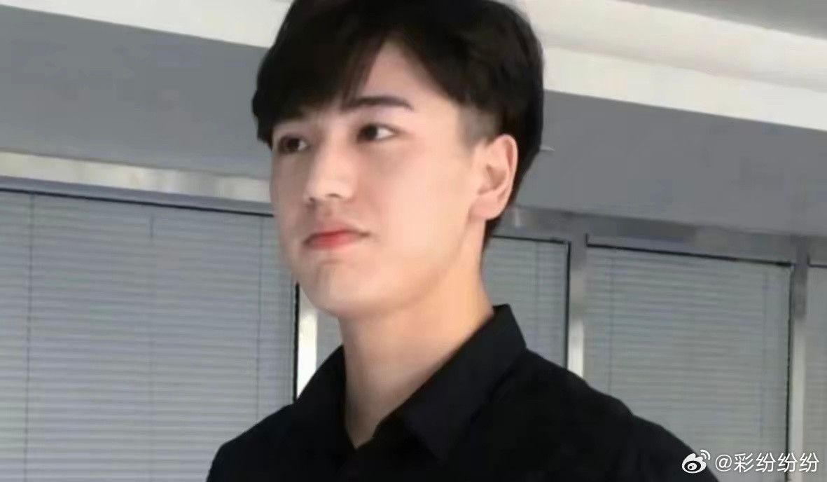 一组张凌赫赫素人时期的旧照在网上疯传，以为是什么黑历史呢，看完直接乐了。照片里