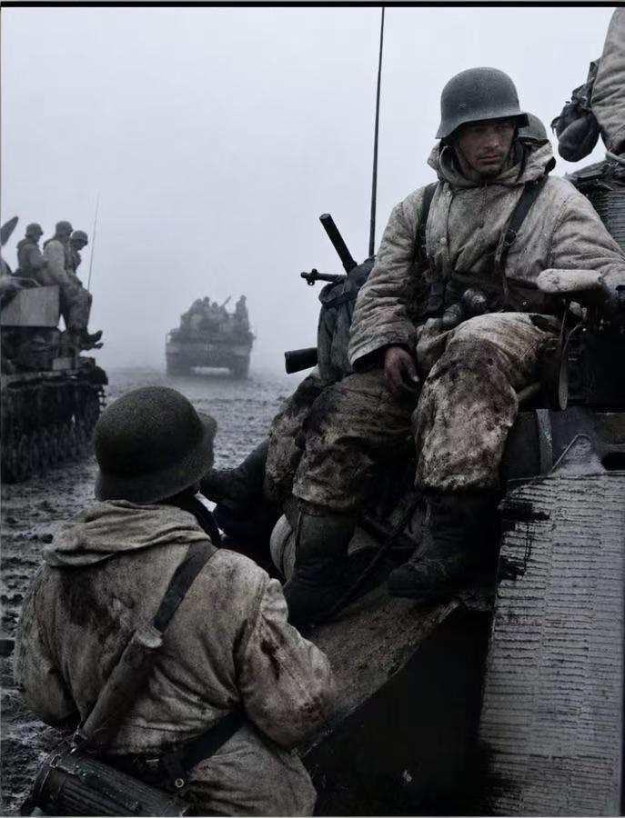 1942年，斯大林格勒战役期间，疲惫不堪、目光呆滞的德军士兵搭载着装甲战车行进中