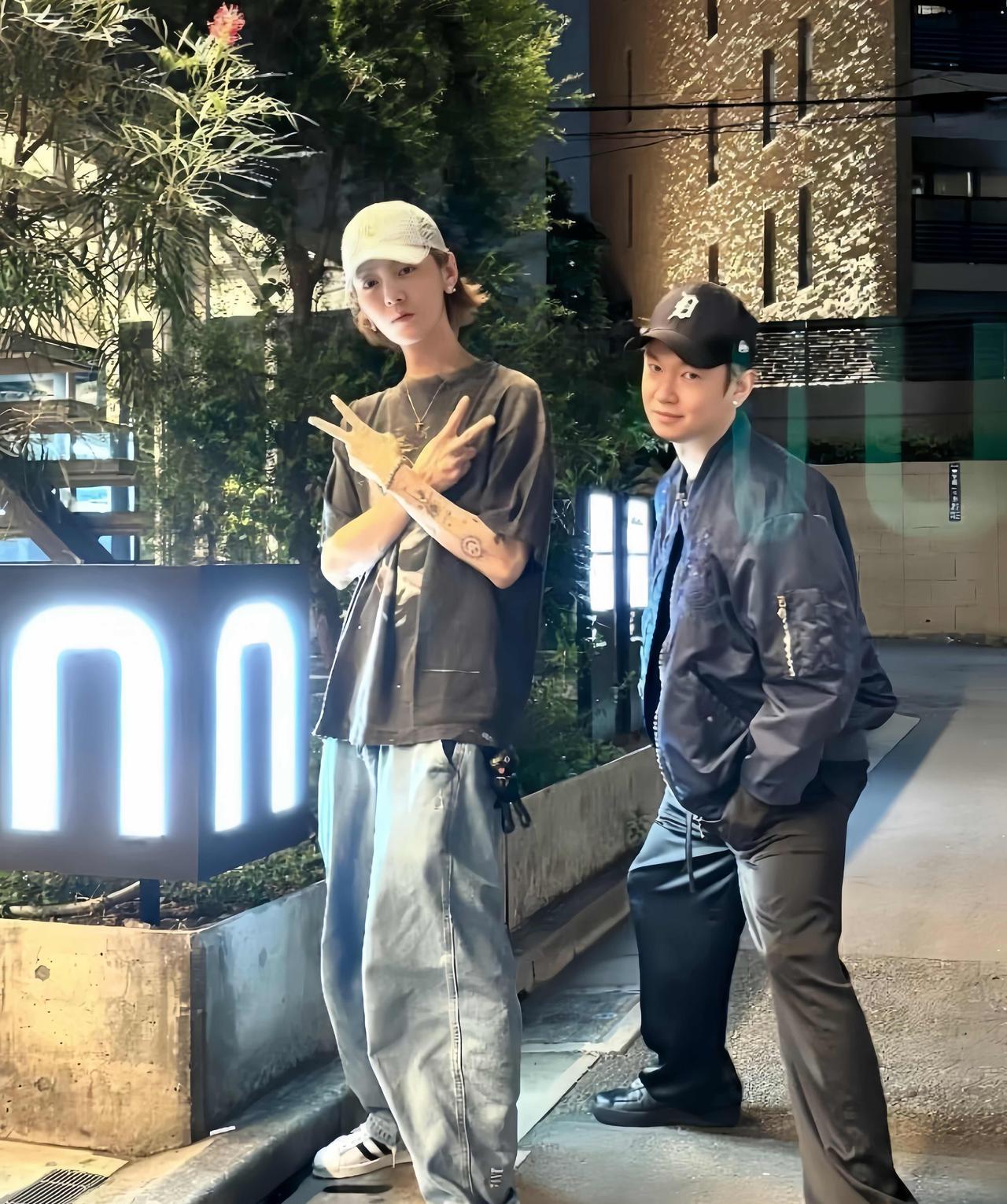 鹿晗真是瘦高瘦高的，他旁边这男的好眼熟，第一眼看着像彭昱畅，又不敢确定？#鹿晗#
