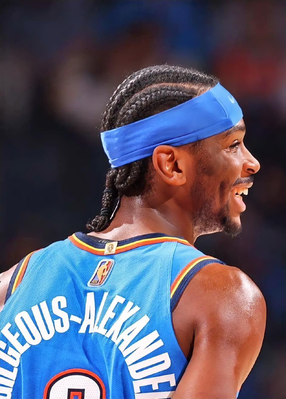 雷霆当家球星亚历山大情商真的太高了！NBA官方宣布，谢伊·吉尔杰斯-亚历山大当选