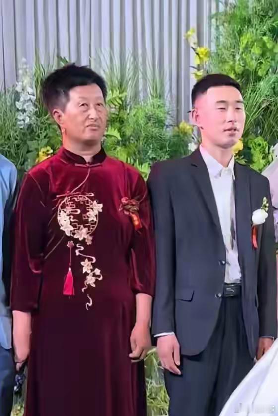 不穿旗袍，都看不出来这是婆婆