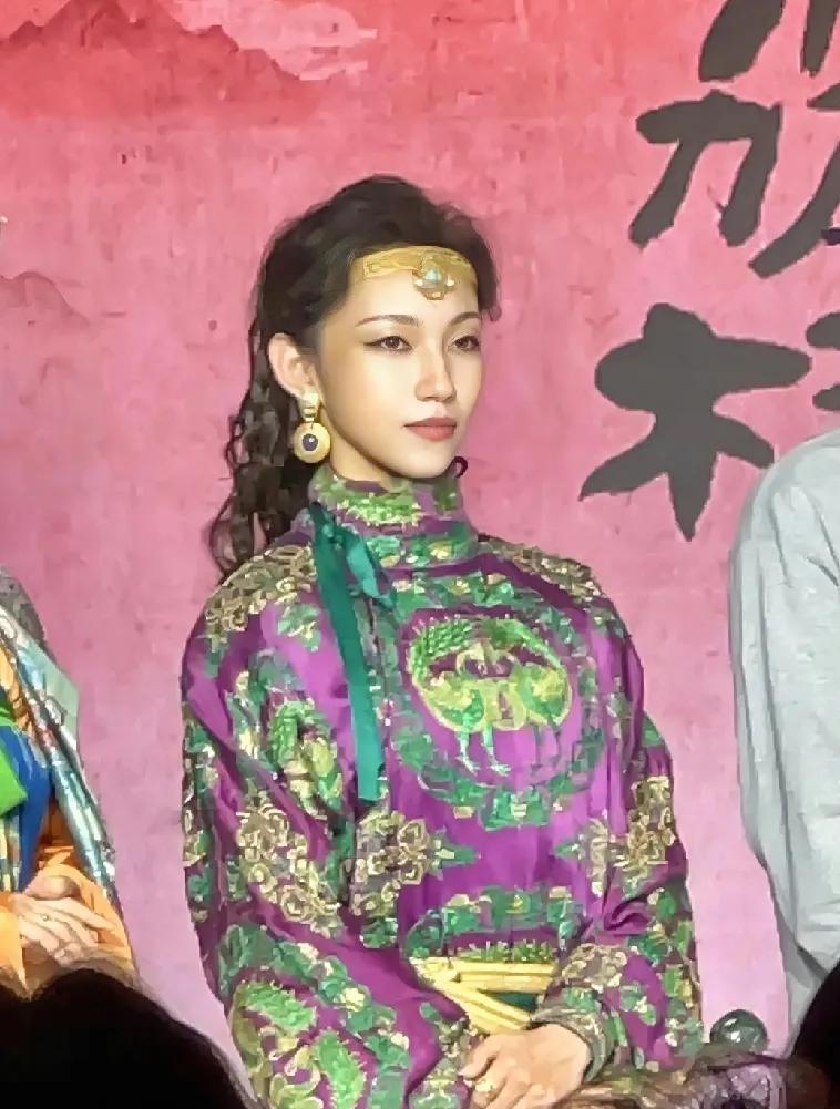 纯路人，有一说一不吹不黑，那尔那茜的气质确实有种高贵独特的美，还有那种柔中带