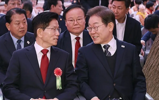 5月5日，韩国国民力量党总统候选人金文洙与共同民主党候选人李在明，一同出席了纪念
