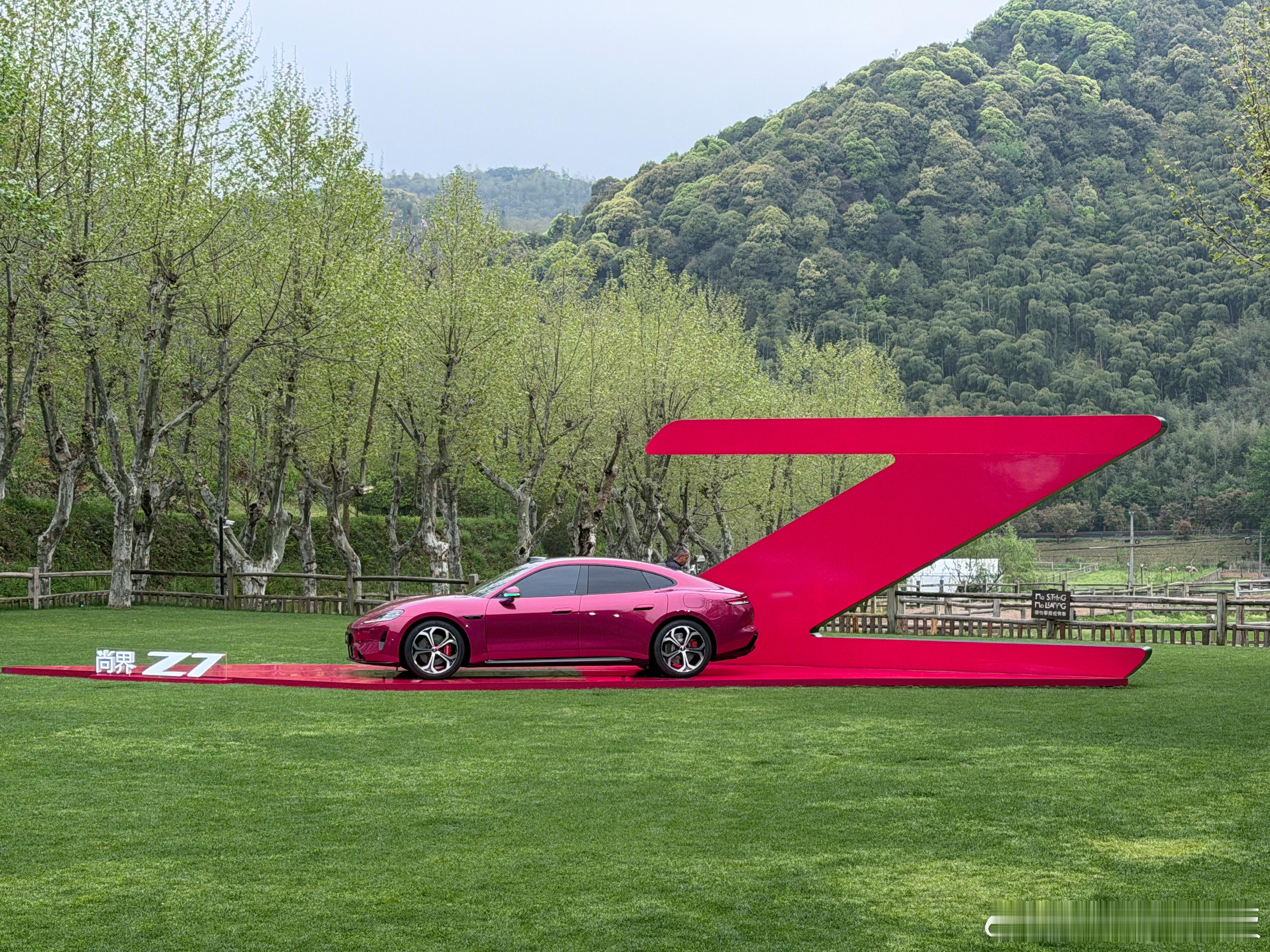 今儿试驾了一下尚界Z7底盘很上汽辅助驾驶很鸿蒙外观颜值很在线，这车上市后小米