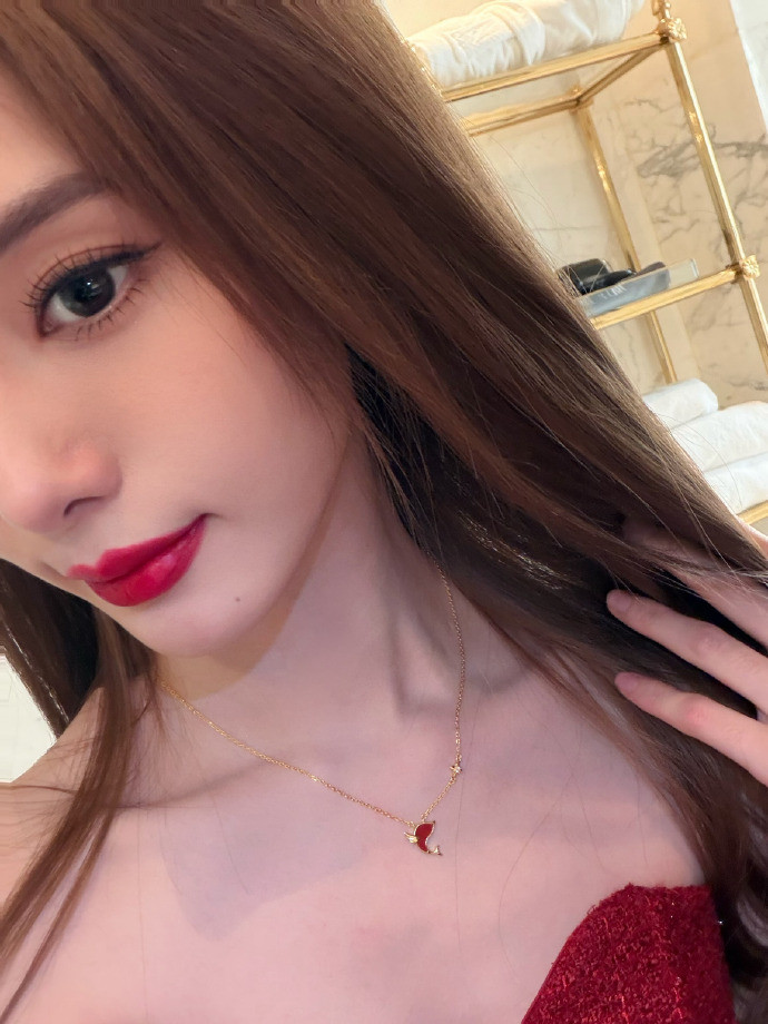 徐艺洋一次性发了18张高清图，同步发了王鹤棣演唱会的相关文字介绍，高清的画面