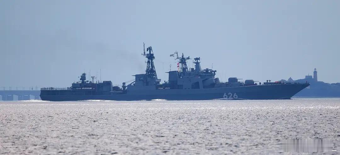 626“库拉科夫海军中将”号大型反潜舰结束在波罗的海两个月的驻训，昨天经丹麦水道