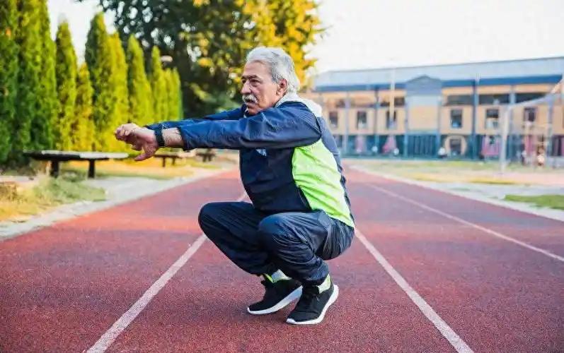 男人为什么非得练深蹲?不是为了好身材,也不是为了炫腹肌。真正的变化,是从身体里炸