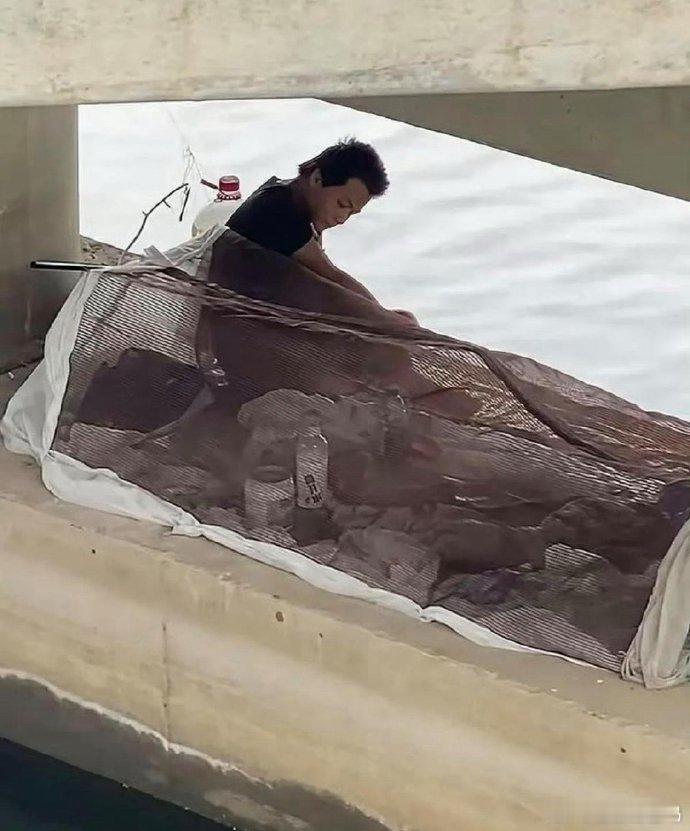 桥底下那惊人一幕，令人瞠目！懒，竟如此左右他的现实，让人不禁感叹，这“懒”字背后