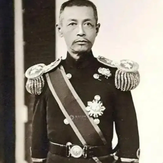 萨镇冰，1859年出生，1952年去世。他出生的那年，朝廷正在和太平天国干架，英