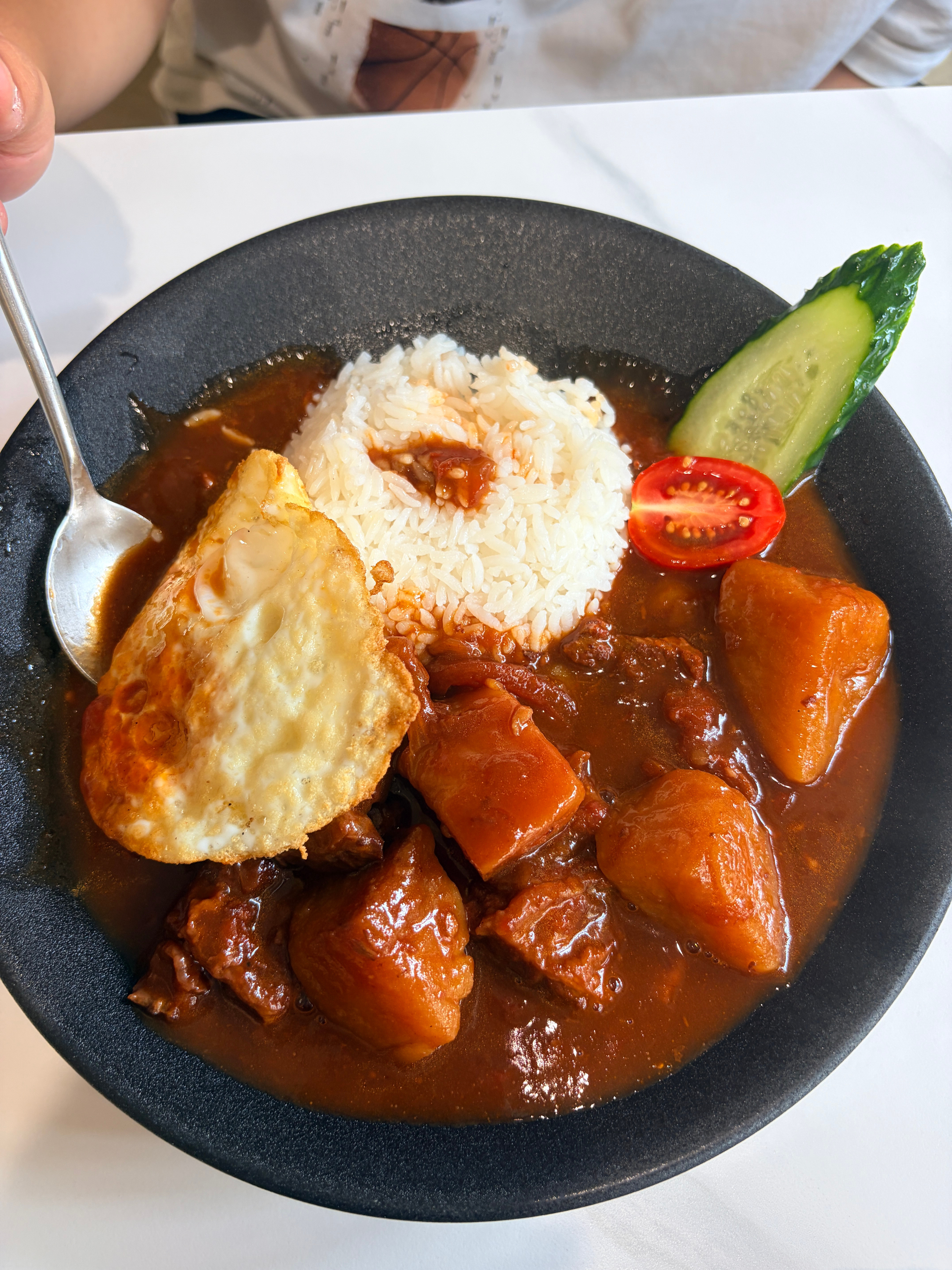 今天这红烧牛肉饭的牛肉有点多啊，还大坨，